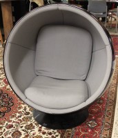 Eero Aarnio, Sessel 'Ball Chair', 1963-65, Sessel , H- 125 cm, ca. D- 110 cm, fiberglasverstärkter Kunststoff, schwarz lackiert, Metallrohr, Metallguss, grauer Textilbezug, rückseitig Kratzer.