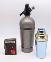 Los  <br>Shaker mit je 6 kleinen und großen farbigen Bechern sowie Syphon (70er-Jahre) und Schachtel wiederbefüllbare Kohlensäurekapseln, mit Alters- und Gebrauchsspuren, Funktion des Syphons nicht geprüft