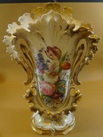 grosse Biedermeier-Vase mit Blumenmalerei, ein Zacken fehlt, langer Altriss, H-44 cm, B-31 cm