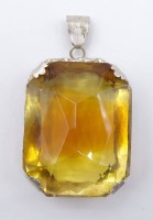 Los  <br>Großer alter Anhänger aus orangefarbenem Schmuckstein in versilberter Fassung, 3,3 x 4,2 cm, mit Altersspuren