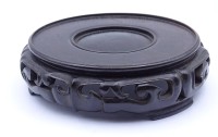 Los  <br>Runder Holzständer, China, Ø 12,5 cm, H. 3,5 cm, leichte Altersspuren