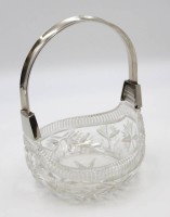Auktion 500010 / Los  <br>Henkelschale, Pressglas, versilberter Henkel, H-23cm D-17cm.