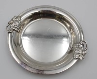 Auktion  / Los  <br>kl. versilberte Schale, Handhaben mit Traubenrelief, ca. D-16,5cm.