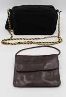 Auktion 331 / Los 13010 <br>2x kl. Handtaschen, Classic und Dudra, leichte Tragespuren, ca. 12 x 15cm und 12 x 17cm.