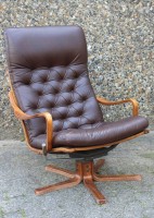Auktion  / Los 14003 <br>schöner Sessel, wohl Dänemark, Lederauflage, leichte Gebrauchsspuren, H-98,5cm B-72,5cm T-75cm Sh-42cm.