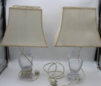 Paar Tischlampen, Sevres France, farbloses Glas, 1x an Ecke bestossen, Stoffschirme mit Grbeuchsspuren, ca. H-52,5cm.