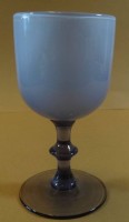 Auktion 500011 / Los  <br>Weinglas, lila überfangen, H-11,5 cm