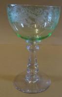 Auktion 500011 / Los  <br>Weinglas, hellgrün, ziseliert, H-13 cm