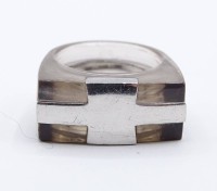 Los  <br>Ring von N:Joi, 925er-Silber und transparenter Kunststoff, RG 52, 16 gr., mit Altersspuren