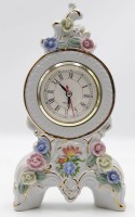 Los  <br>Tischuhr, Porzellangehäuse mit aufgesetzten Blüten, Batteriewerk, H-27,5cm.