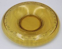 Schale, älter, bernsteinfarbenes Glas, reliefiert, ca. H-4,5cm D-31cm.