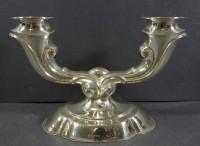 Auktion 339 / Los 11033 <br>2 flammiger Silber-830- Leuchter "Wilkens", gefüllter Stand mit Metall-Bodenplatte, H-10 cm, B-16 cm, 390 gr.