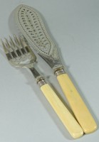 Fisch-Vorlegebesteck, plated und mit Beingriffen, L-31 cm, bei Beiden  Griff gerissen, Alters-u. Gebrauchsspuren