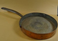 gr. schwere Kupfer-Pfanne mit Eisenstiel, seitlich gemarkt , L-52 cm