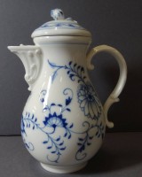 Kaffeekanne "Meissen" Zwiebelmuster, Schwertermarke, 1.Wahl, Deckelrose minim. bestossen, H-21 cm