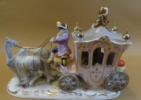 gr. Kutsche, "Dresden" bemalt, ein Ohr und Spitzenkleid beschädigt, H-19 cm, L-27 cm
