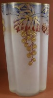 ovoide Jugendstil-Vase, Milchglas  mit Beerendekor, H-22 cm, B-11 cm