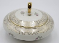 Los  <br>gr. Deckeldose, Schumann, 50er Jahre. Gold-u. Blumendekor, ca. H-11cm D-ca. 16cm.