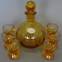 Los  <br>kl. Karaffe mit 6 Gläsern, 4x minim. Chips, H-16 cm