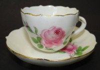 Auktion 500016 / Los  <br>Mocca-Tasse mit U.T. "Meissen" Rose, Schwertermarke durchschliffen, Rand minim. bestossen