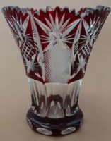Auktion 500016 / Los  <br>böhm. Kristallvase, rot/klar, gezackter Rand, eine Zacke fehlt, H-11 cm