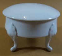 Los  <br>Deckeldose auf vier Füsschen "Wallendorf", weiss, H-7 cm, D-10 cm