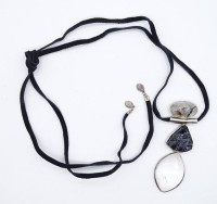 Los  <br>Großer Anhänger aus drei Halbedelsteinen in 925er-Silberfassung an langem Lederband, Bandenden gemarkt "Bärbel Drexel", L. Anhänger: ca. 10,5 cm, L. Band: ca. 130 cm, Anhänger mit Altersspuren