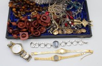 Los  <br>kl. Konvolut Modeschmuck in Kasten, unsortiert, H-3,5cm B-27,5cm T-14,5cm.