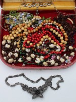 Los  <br>Konvolut Modeschmuck in Kasten, unsortiert, H-5,8cm B-27cm T-21,5cm.