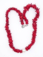 Auktion 332 / Los 1003 <br>Kette aus Korallenscheiben, mittig große Kunstperle, Metallverschluss, Ø Perle: 1,2 cm, L. 48 cm