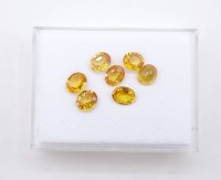 Auktion 332 / Los 1006 <br>7 gelborangefarbene Saphire, Ovalschliff, zus. ca. 5 ct., je Stein ca. 0,5 x 0,3 x 0,4 cm