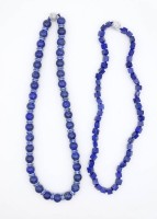 Auktion 332 / Los 1007 <br>2 Halsketten aus Lapislazuli mit Magnetverschlüssen, 1 x mit strassbesetzten Zwischenelementen, L. 47,5 cm und 48,5 cm