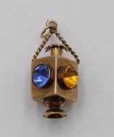 Auktion 332 / Los 1011 <br>Anhänger in Form einer Laterne, 375er Gold, besetzt mit 4 Farbsteinen, ca. 3gr.