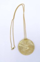 Auktion 332 / Los 1016 <br>Kette mit Anhänger, Replik eines gotländischen Brakteat, beides 925er-Silber, vergoldet, Ø Anhänger: 5 cm, L. Kette: 60 cm, 35 gr., leichte Altersspuren