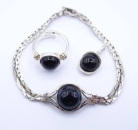 Auktion 332 / Los 1019 <br>Schmuckset, Armband, Ring und Anhänger aus 925er-Silber mit schwarzen Cabochons, Ring mit offener Schiene, L. Armband: 18,5 cm, L. Anhänger: 2,2 cm, mit Altersspuren, leicht reinigungsbedürftig