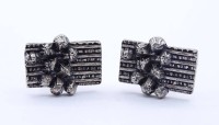 Auktion 332 / Los 1021 <br>Manschettenknöpfe aus 835er-Silber, Kopf: 2,4 x 2 cm, zus. 17 gr., leichte Alters- und Tragespuren