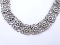 Auktion 332 / Los 1023 <br>Altes Armband mit floralen Motiven aus 835er-Silber, B. 1,8 cm, L. 20 cm, 22 gr., mit Alters- und Tragespuren