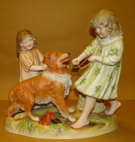 Auktion 332 / Los 8011 <br>gr. Figurengruppe "zwei Mädchen mit Hund", Bisquitporzellan bemalt, H-32 cm, B-34 cm