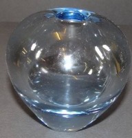 Auktion 332 / Los 10003 <br>kl. blaue Vase, signiert "PL-1961-Holmegaard" Ritzsignatur, H-9 cm