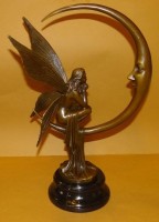 Auktion 332 / Los 15006 <br>Bronze-Elfe mit Mond-Sichel, H-41 cm, 3,9 kg