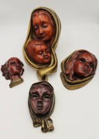Auktion 332 / Los 15009 <br>gr. Achatit-Wandmaske, Mutter mit Kind, Modell Nr. 2010, H-41 cm, B-22 cm