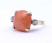 Auktion 332 / Los 1027 <br>Korallen Goldring 14K (gepr.), mit Diamanten zus.ca. 0,26ct.,  6,0g., RG 50,5, Koralle 13x13mm