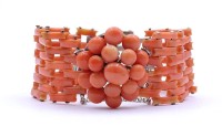 Auktion 332 / Los 1028 <br>Altes Korallen Armband mit Silbermonturen, L. 16-17cm, B. 30mm, 39,9g.