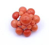 Auktion 332 / Los 1029 <br>Korallen Brosche, Silberfassung - vergoldet, D. 26mm, 6,7g. Größte D. 9,9mm, Riss in der großen Koralle