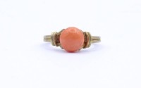 Auktion 332 / Los 1032 <br>Korallen Ring, Metallfassung, Koralle D. 8,4mm, RG 55