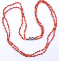 Auktion 332 / Los 1033 <br>2-reihige Korallen Halskette mit Silberschließe L. 37cm, 5,1g.