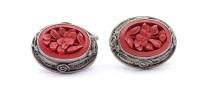 Auktion 332 / Los 1038 <br>Paar Manschettenknöpfe mit Chinalack Schnitzerei, Silber, zus. 11,7g.