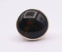 Auktion 332 / Los 1041 <br>Massiver Silber Ring mit einem grünen/roten Stein, 18g., RG 53, D. 26mm