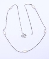 Auktion 332 / Los 1043 <br>800er Silber Halskette mit Süßwasserperlen, L. 41,5cm, 2,8g.