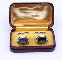Auktion 332 / Los 1044 <br>Paar Manschettenknöpfe mit grünen Steinen, Silber 0.800, tw. vergoldet, zus. 12,3g.